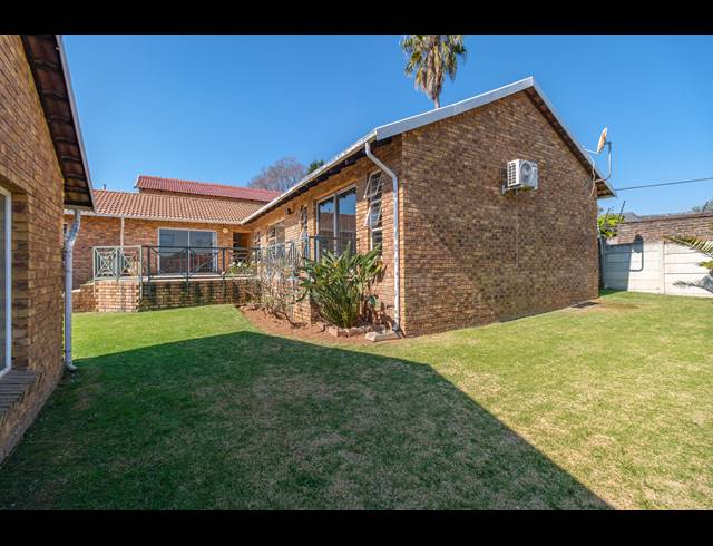 4 BEDROOM FREEHOLD FOR SALE IN WELTEVREDEN PARK